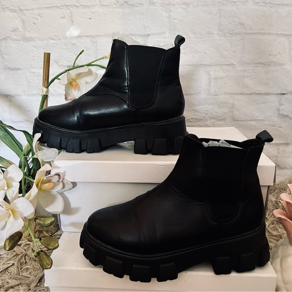 Lug Sole Boots - Picture 8 of 9